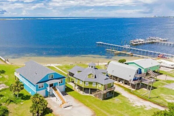 Exterior - Grand Lagoon Waterfront Home that sleeps 10! Military discounts available. (Pensacola)