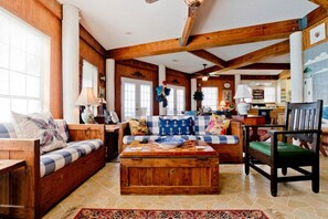 Smart TV, DVD player, books, video library - Grand Lagoon Waterfront Home that sleeps 10! Military discounts available. (Pensacola)