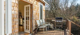 Classic farmhouse with front porch & amazing sunset views - walk to town