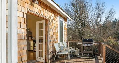 Classic farmhouse with front porch & amazing sunset views - walk to town