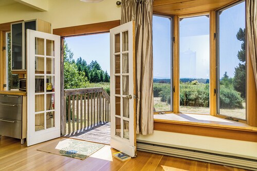 Classic farmhouse with front porch & amazing sunset views - walk to town