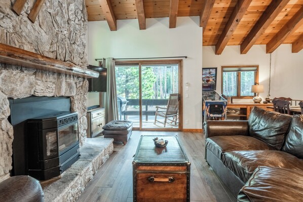 Älytelevisio, takka, videopelejä, DVD-soitin