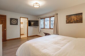 2 makuuhuonetta, työpöytä, silitysrauta/-lauta, ilmainen Wi-Fi