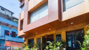 Un edificio moderno con tejado plano, ventanas amplias y fachada de madera.