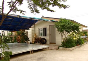 Vista frontal de la propiedad