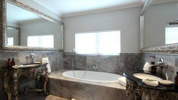 Đồ dùng nhà tắm miễn phí, máy sấy tóc, áo choàng tắm