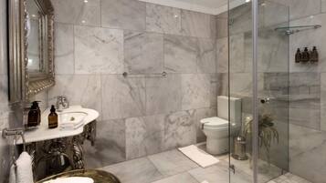 Exclusive Suite | Bathroom | Free toiletries, hair dryer, bathrobes, slippers