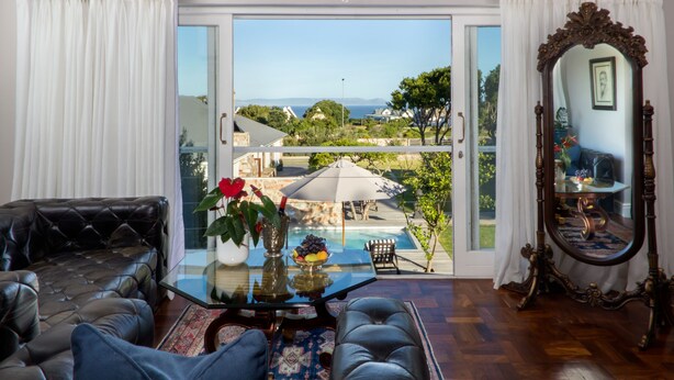 Premier Suite | Living room | Plasma TV - The Gregoire Boutique Hotel & Spa (Hermanus)