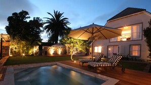 4 outdoor pools, pool umbrellas, sun loungers - The Gregoire Boutique Hotel & Spa (Hermanus)