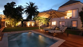 4 outdoor pools, pool umbrellas, pool loungers
