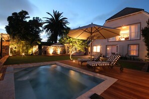 4 outdoor pools, pool umbrellas, pool loungers - The Gregoire Boutique Hotel & Spa (Hermanus)