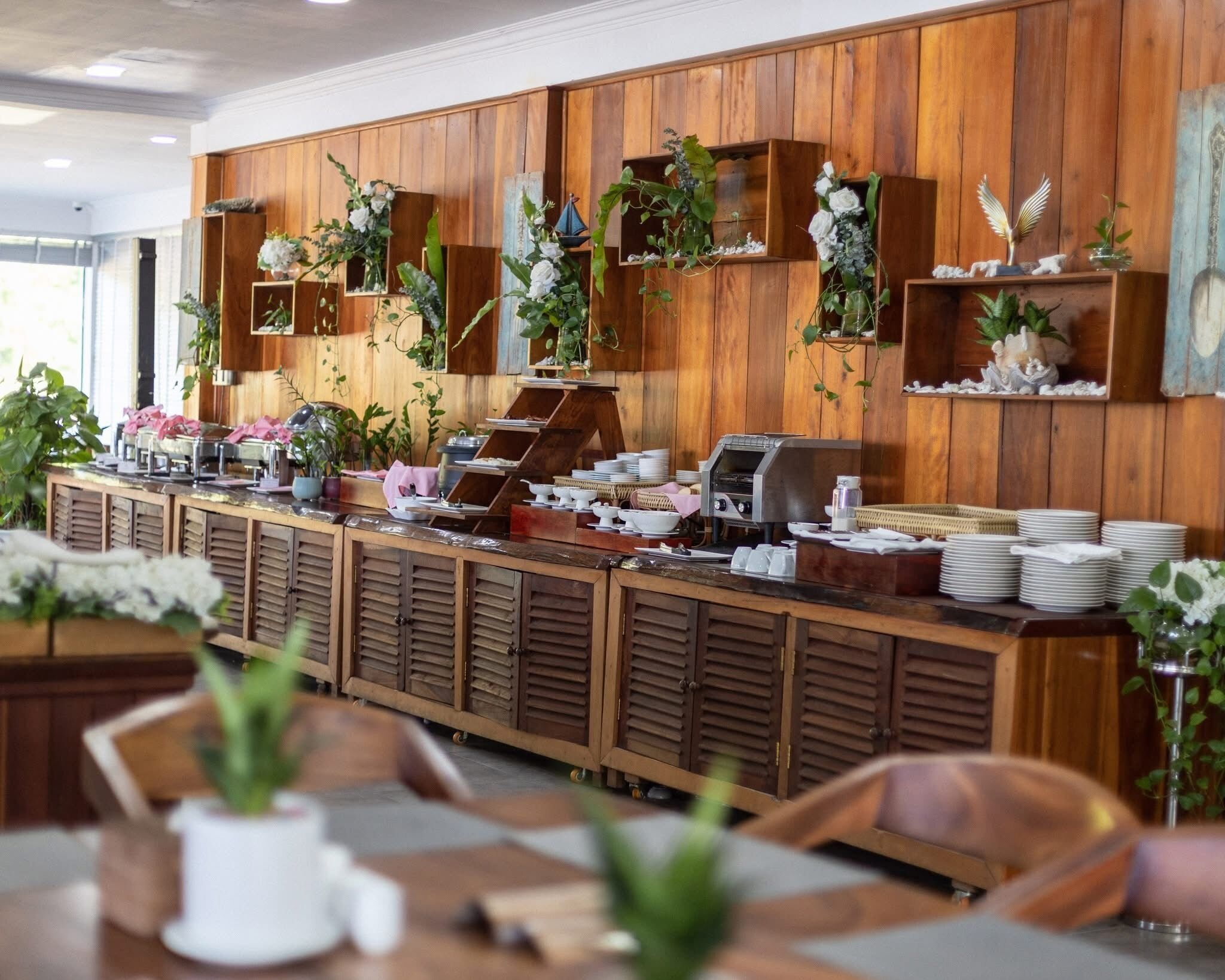 Breakfast, lunch, dinner served; local and international cuisine 