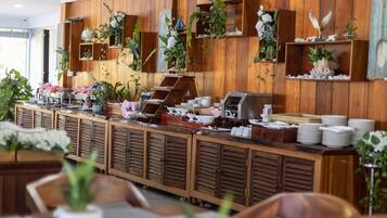 Breakfast, lunch, dinner served; local and international cuisine