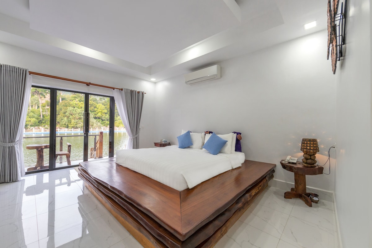 Pillowtop beds, minibar, desk, laptop workspace