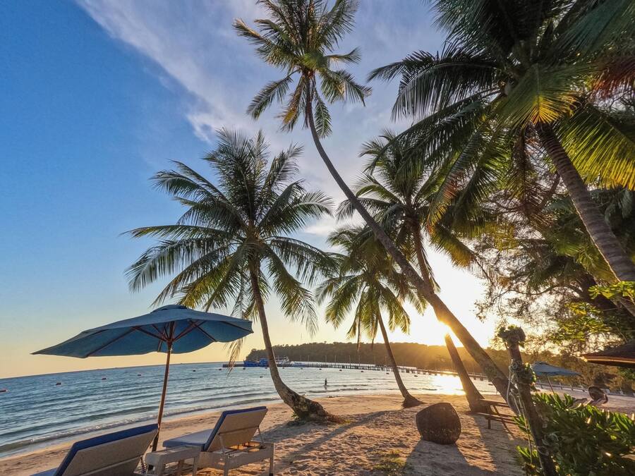 Private beach, sun-loungers, beach umbrellas, beach towels