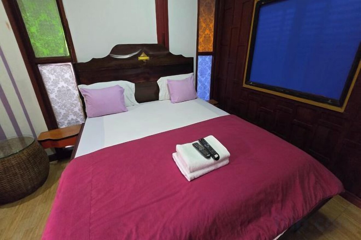 Bàn, bộ trải giường 