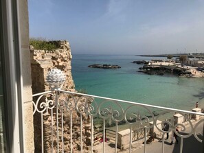 Romantic Double Room, 1 King Bed, Sea View | Minibar, individually decorated, desk, laptop workspace - Miramare (Monopoli)