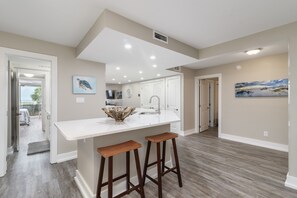Interior - Gulf View at Jetty East! Newly Renovated in 2021! One FREE Beach Chair Setup Dai (Destin)