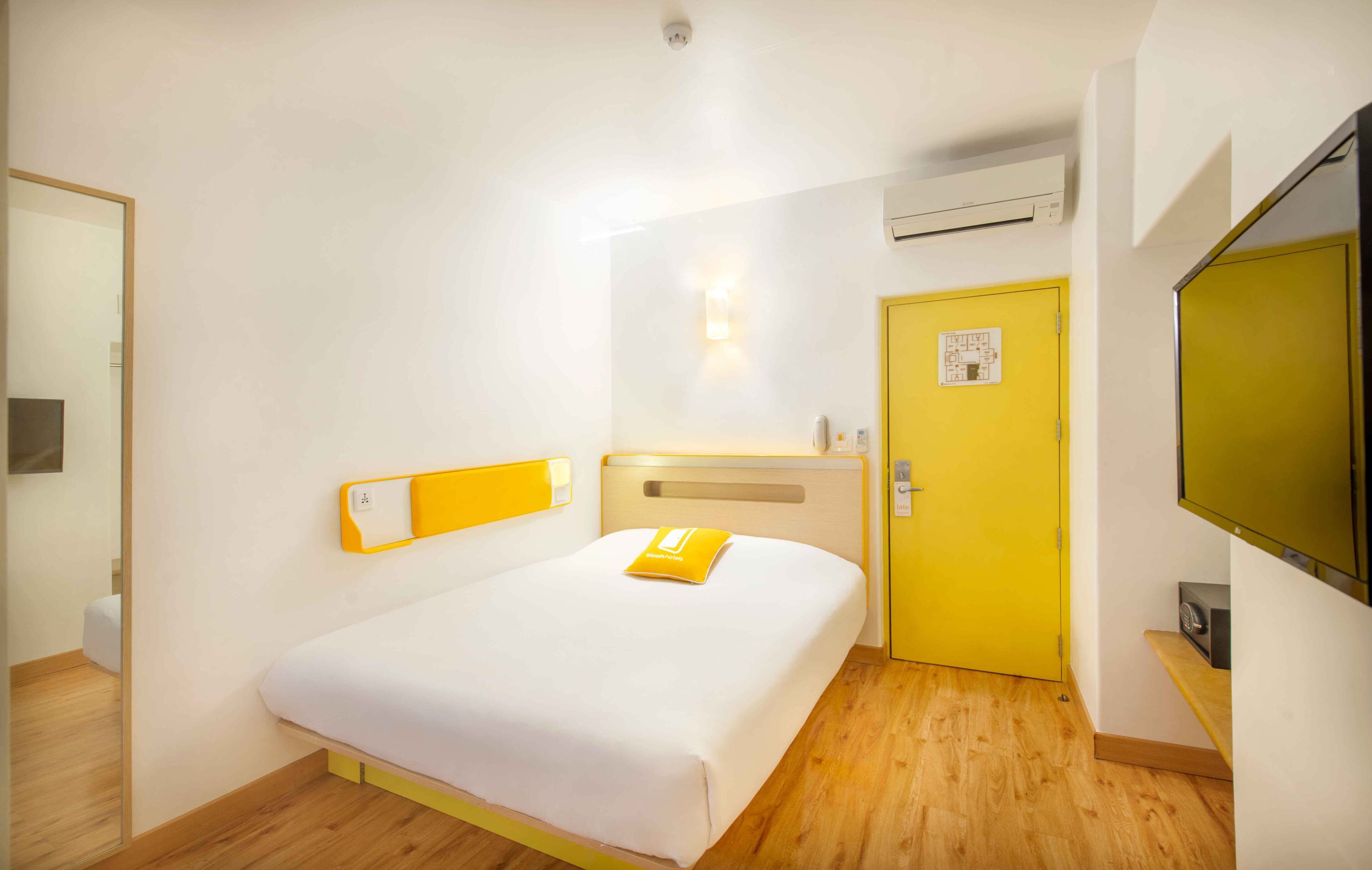 standard room, 1 king bed | in-room safe, desk, free wifi, bed sheets