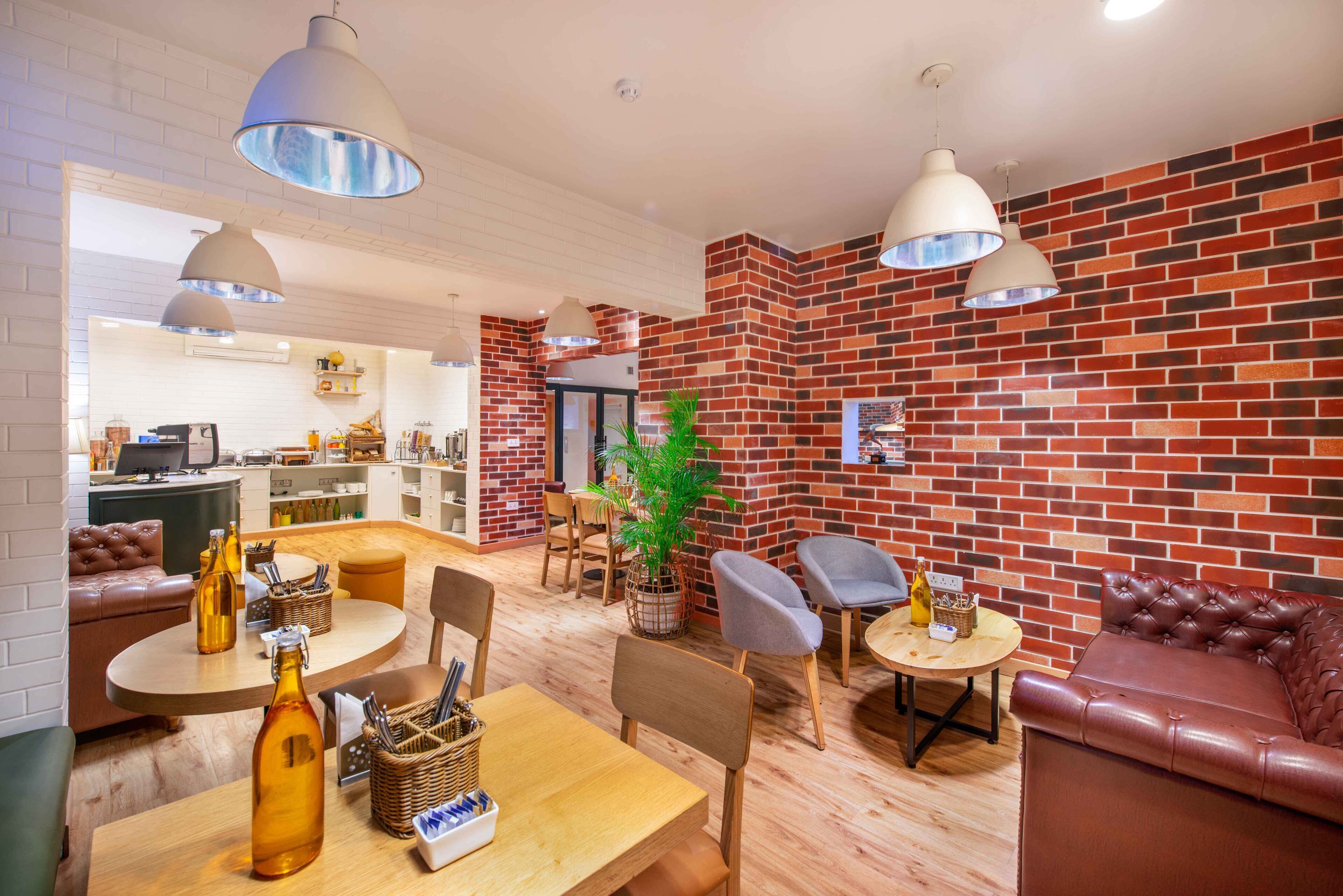 Petit déjeuner buffet servi tous les jours en supplément