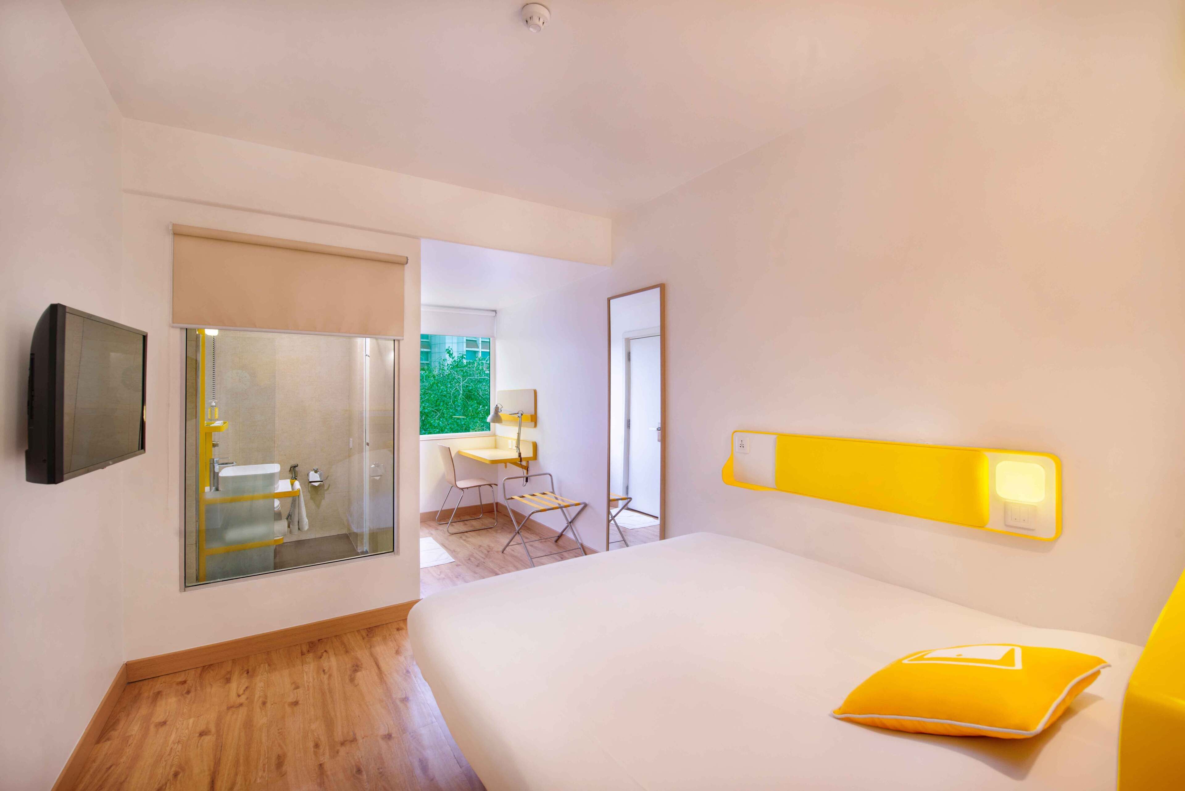 standard room, 1 king bed | in-room safe, desk, free wifi, bed sheets