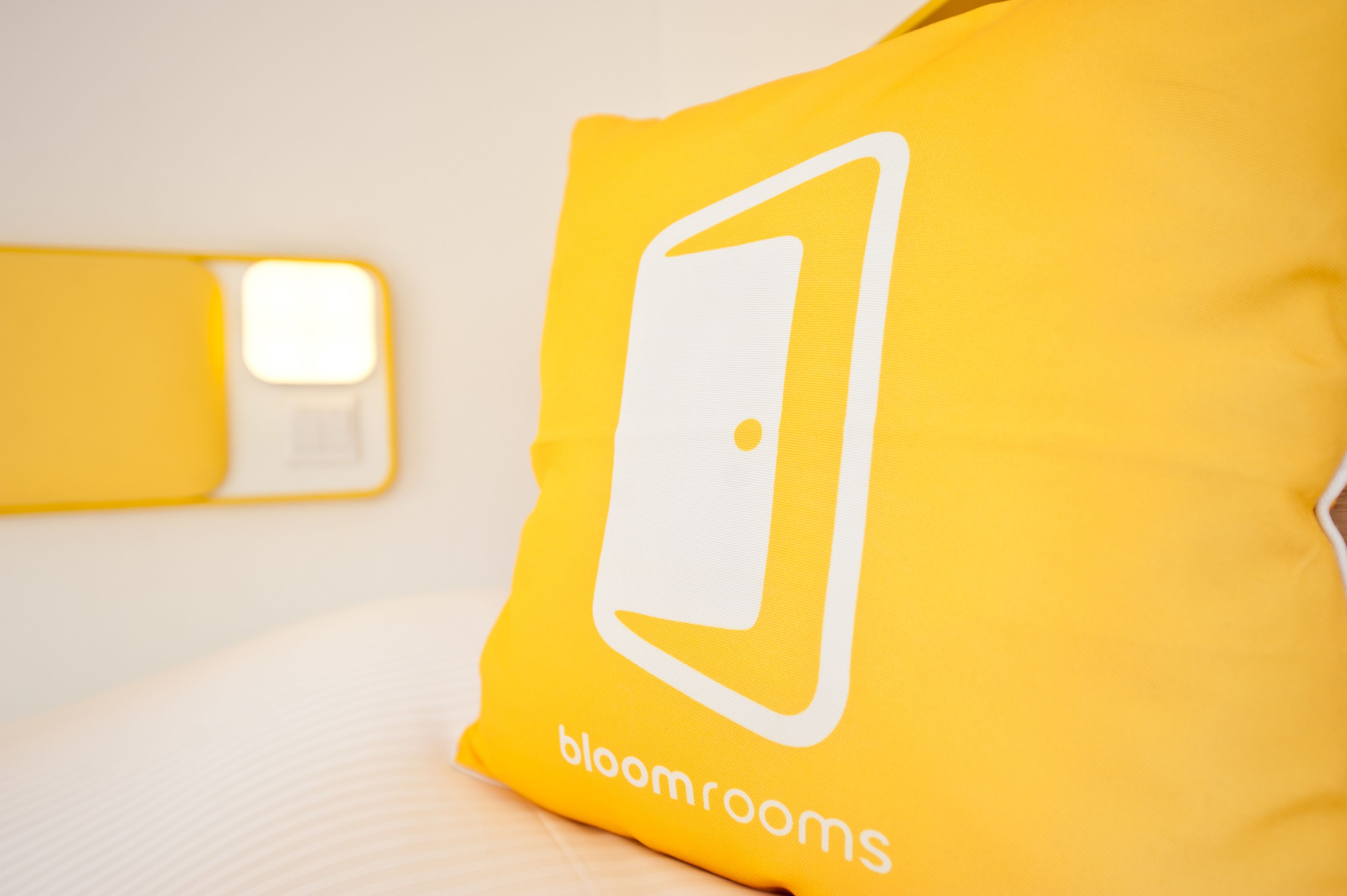 standard twin room | in-room safe, desk, free wifi, bed sheets