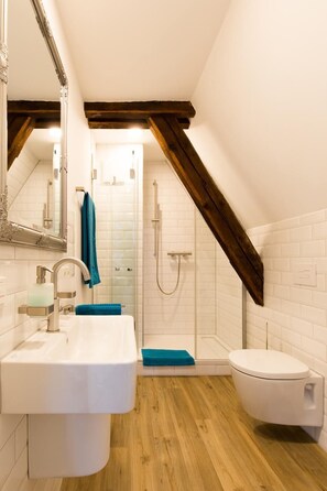 Honeymoon Suite | Bathroom | Free toiletries, hair dryer, towels - Altes Amtsgericht Oppenheim (Oppenheim)