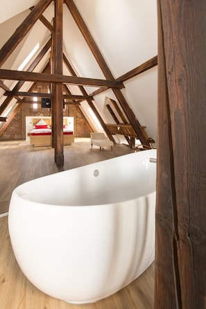 Honeymoon Suite | Deep soaking bathtub - Altes Amtsgericht Oppenheim (Oppenheim)