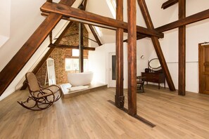 蜜月套房 | 起居區 | 平面電視