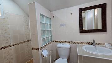 Deluxe Room, Non Smoking | Bathroom | Shower, free toiletries, towels