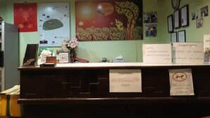 A reception desk with a sign indicating a 500 baht fee for pets. - Suansiri Resort (Mae Chan)