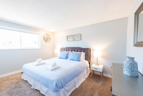 Comfy & Bright 2BR Flat W/ Fenced Yard Near Washington Square