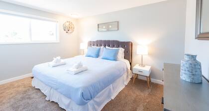 Comfy & Bright 2BR Flat W/ Fenced Yard Near Washington Square