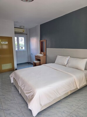 Standard Double Room | Free WiFi - Rungrod Grand Hotel (Nongbua Lamphu)