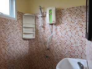 Bathroom shower - Rungrod Grand Hotel (Nongbua Lamphu)