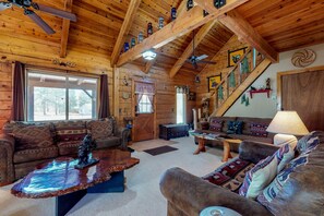 TV, fireplace, books - Charming cabin with WiFi & fireplace - easy access to lake & attractions (Pagosa Springs)