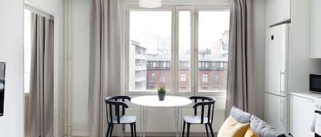 Standard Apartment, 1 Bedroom, Balcony | In-room dining