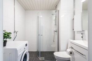 Standard Apartment, 2 Bedrooms, Balcony | Bathroom | Shower, free toiletries, hair dryer, bidet - Hiisi Homes Helsinki Sörnäinen (Helsinki)