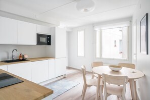 Standard-Apartment, 2 Schlafzimmer, Balkon | Eigene Küche | Großer Kühlschrank, Mikrowelle, Ofen, Herdplatte