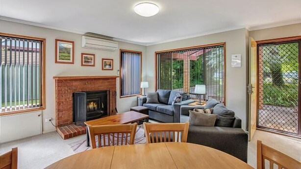 TV - Camelia Place, Bright (Bright)