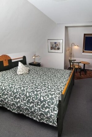 In-room safe, soundproofing, free WiFi - Landhotel Huetter (Meschede)