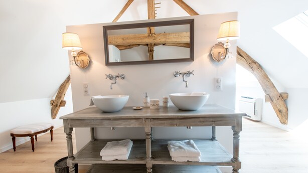 A rustic bathroom with a wooden vanity, two sinks, and a large mirror. - L'Ecrin des Vignes (Sermiers)