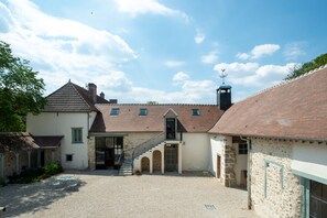 Front of property - L'Ecrin des Vignes (Sermiers)