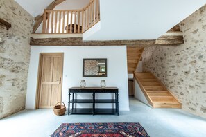 Interior entrance - L'Ecrin des Vignes (Sermiers)