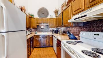 Fridge, oven, stovetop, dishwasher