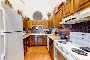 Fridge, oven, stovetop, dishwasher