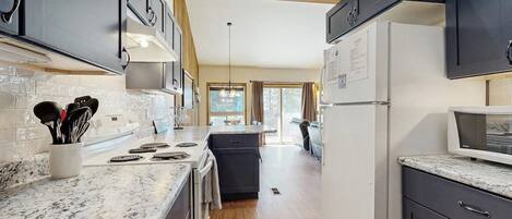 Réfrigérateur, un four, surface de cuisson, lave-vaisselle