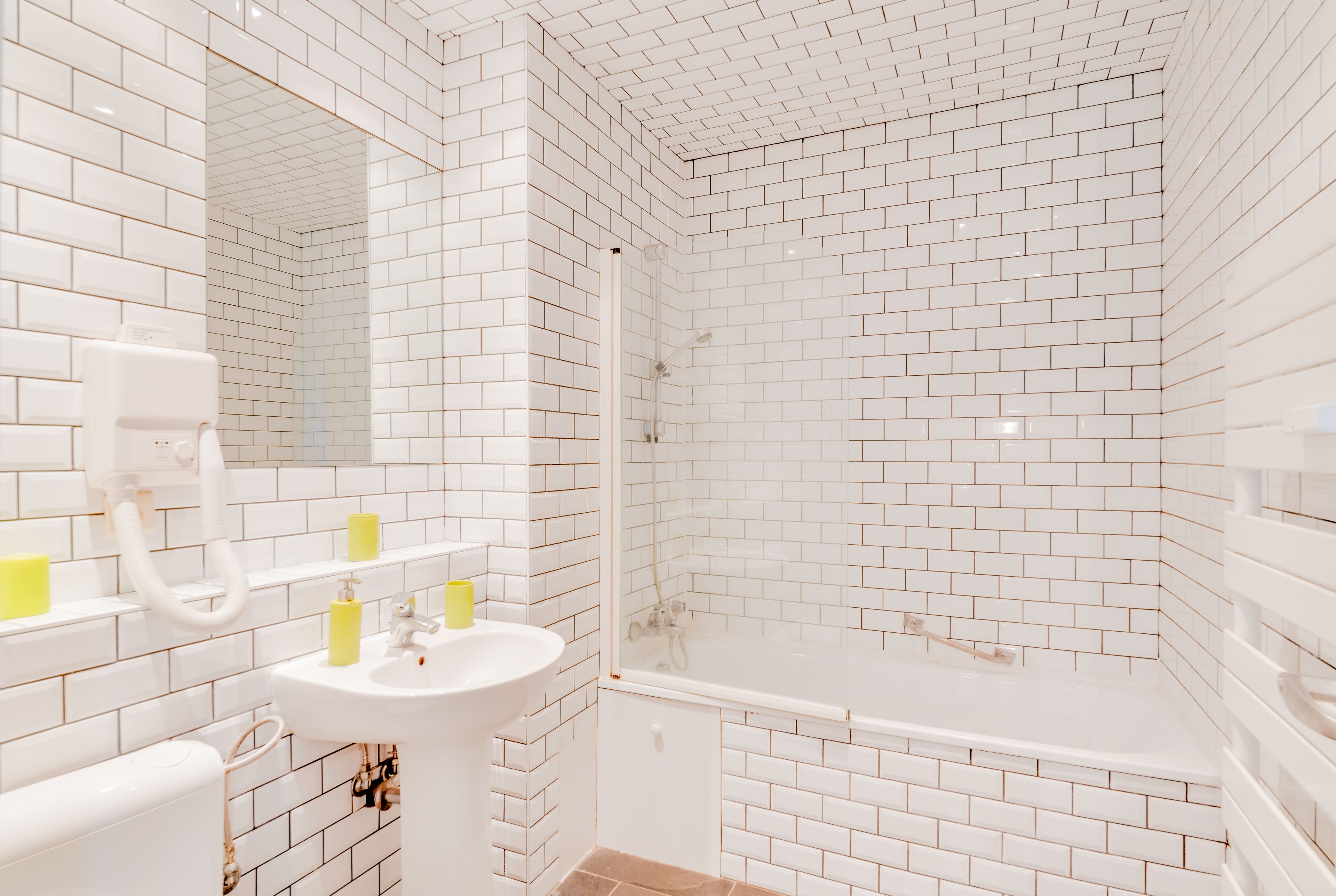 Apartament urbà | Bany | Combinació de dutxa i banyera, assecador de cabells i tovalloles 