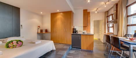 Appartamento City | 1 camera, una scrivania, ferro/asse da stiro