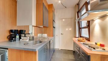 City Apartment | Private kitchen | Fridge, microwave, stovetop, dishwasher